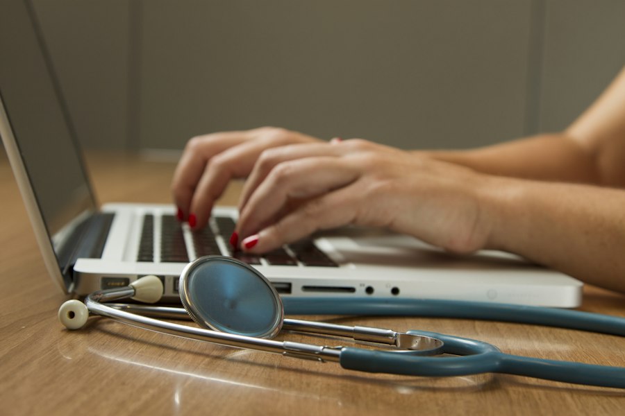 Clinical workspace with digital tools